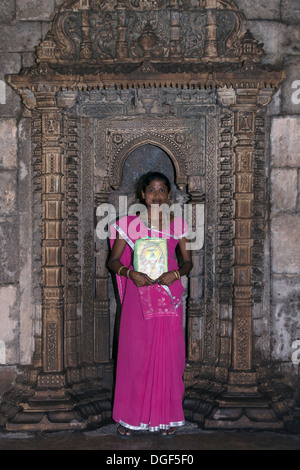 Femme dans un sari rose vif posant devant un mehrab, Saher Ki Masjib mosquée, Champaner, Gujurat, Inde Banque D'Images