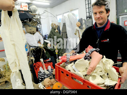 Potsdam, Allemagne. 16 Oct, 2013. Torsten Kroll porte une boîte de déco-os à travers le stock de l'charmant Filmpark Babelsberg à Potsdam, Allemagne, 16 octobre 2013. Le Movie Park en ce moment se prépare pour les prochaines nuits d'horreur. Photo : Bernd Settnik/ZB/dpa/Alamy Live News Banque D'Images