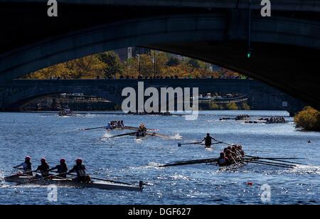 Cambridge, Massachusetts, USA, le 20 octobre 2013. Les équipages, à droite, chef de l'aire de départ au cours de la tête de la Régate Charles à Cambridge, Massachusetts, dimanche, Octobre 20, 2013. Banque D'Images