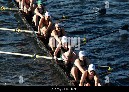 Cambridge, Massachusetts, USA, le 20 octobre 2013. William Smith College Crew participe à la women's Collegiate eights au cours de la tête de la Régate Charles à Cambridge, Massachusetts, dimanche, Octobre 20, 2013. Banque D'Images