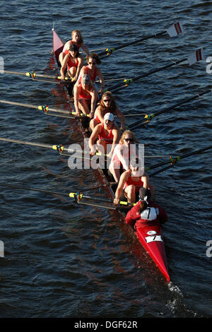 Cambridge, Massachusetts, USA, le 20 octobre 2013. L'équipe de 8 femmes de Worcester Polytechnic Institute fait concurrence au cours de la tête de la Régate Charles à Cambridge, Massachusetts, dimanche, Octobre 20, 2013. Banque D'Images