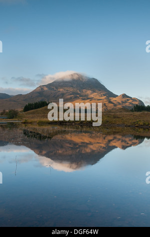 Portrait de Sgurr Dubh reflétée dans le Loch Torridon Glen, Clair, Wester Ross, Highlands, Scotland Banque D'Images