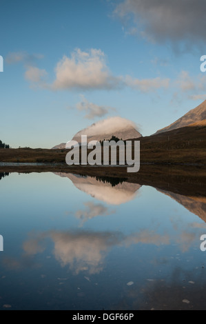 Liathach reflétée dans le Loch Torridon Glen, Clair, Wester Ross, les Highlands écossais Banque D'Images