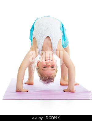 Kid girl sur le yoga Banque D'Images