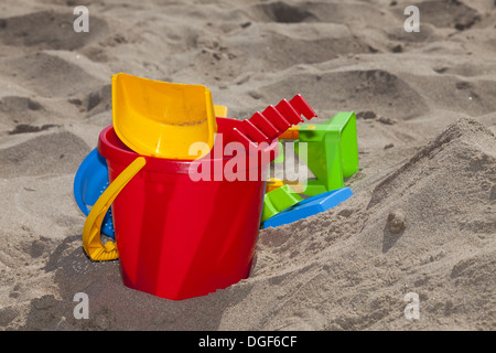 Jouets de plage multicolores sur le sable et l'espace de copie dans la partie droite de l'image Banque D'Images