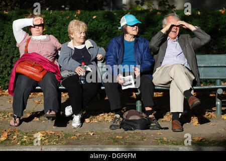 Cambridge, Massachusetts, USA, le 20 octobre 2013. Spectateurs regarder à partir d'un banc de parc au cours de la tête de la Régate Charles à Cambridge, Massachusetts, dimanche, Octobre 20, 2013. Banque D'Images