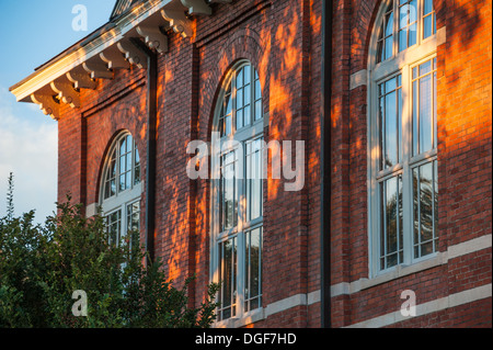 Dappled Sunlight peint la brique et les fenêtres du palais de justice historique Gwinnett de 1885 à Lawrenceville, GA près d'Atlanta. (ÉTATS-UNIS) Banque D'Images