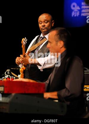 Prerov, République tchèque. 19 Oct, 2013. Le saxophoniste alto américain et chanteur Maceo Parker (pas sur la photo) lors du Festival de jazz tchécoslovaque à Prerov, République tchèque, le 19 octobre 2013. Photo de gauche est le guitariste Bruno Speight, bon joueur de clavier sera Boulware. © Ludek Perina/CTK Photo/Alamy Live News Banque D'Images