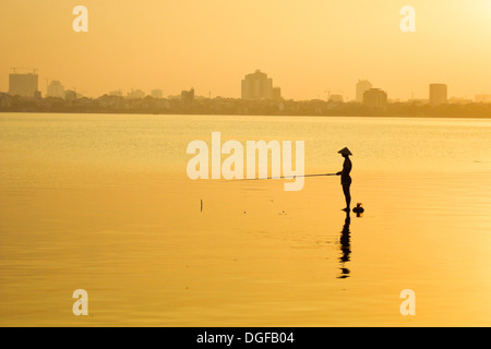 Pêcheur au lac de l'ouest de Hanoi Vietnam Banque D'Images