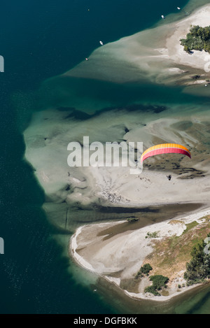 Plus de parapente le delta de la rivière Maggia avec de l'eau formé naturellement et les roches du terrain, Locarno, Canton Tessin, Suisse Banque D'Images