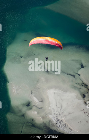 Plus de parapente le delta de la rivière Maggia avec de l'eau formé naturellement et les roches du terrain, Locarno, Canton Tessin, Suisse Banque D'Images