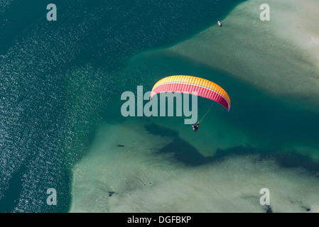 Plus de parapente le delta de la rivière Maggia avec de l'eau formé naturellement et les roches du terrain, Locarno, Canton Tessin, Suisse Banque D'Images