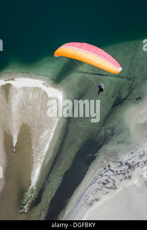 Plus de parapente le delta de la rivière Maggia avec de l'eau formé naturellement et les roches du terrain, Locarno, Canton Tessin, Suisse Banque D'Images