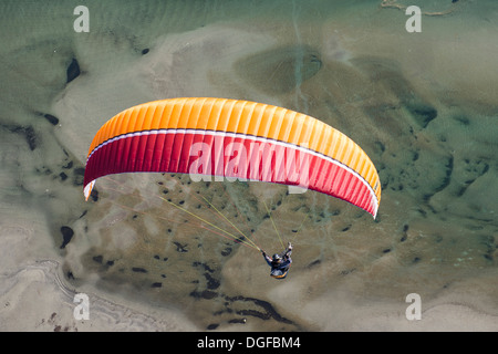 Plus de parapente le delta de la rivière Maggia avec de l'eau formé naturellement et les roches du terrain, Locarno, Canton Tessin, Suisse Banque D'Images