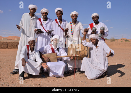 Musiciens Gnaoua, Merzouga, Maroc, région de Meknès-Tafilalet Banque D'Images