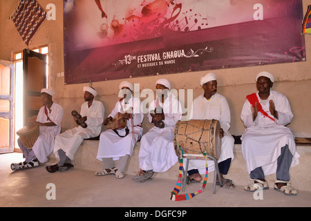 Musiciens Gnaoua, Merzouga, Maroc, région de Meknès-Tafilalet Banque D'Images