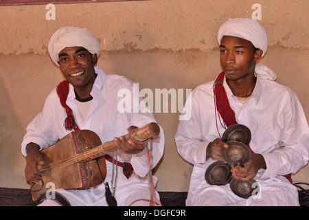 Musiciens Gnaoua, l'un jouer a Sintir, l'autre un Qarqaba, Merzouga, Maroc, région de Meknès-Tafilalet Banque D'Images