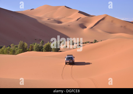 Voiture dans la grande mer de sable, dunes, Sahara, Merzouga, Maroc, région de Meknès-Tafilalet Banque D'Images