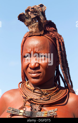 Jeune femme Himba, mariés en costume traditionnel et coiffe, Kaokoland, Kunene, Namibie Banque D'Images