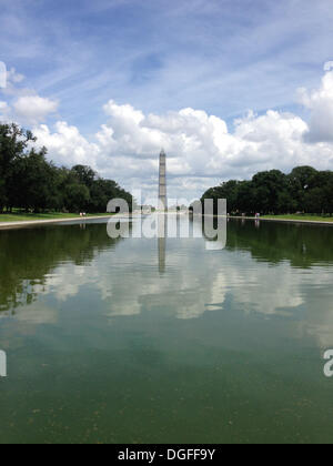 Washington, DC, USA. 14 juillet, 2013. Washington Monument à partir de l'extrémité ouest de la Reflecting Pool montrant l'échafaudage en place, à Washington, DC, USA, 14 juillet 2013. L'échafaudage fait partie de la réparation et de restauration après le séisme du 23 août 2011. Photo : Ron Sachs/dpa/Alamy Live News Banque D'Images