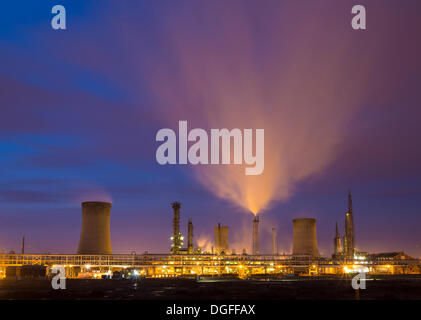 Billingham, Cleveland, au Royaume-Uni. 21, Oct, 2013. Lever du soleil Ciel de Billingham préalable complexe chimique. Credit : ALANDAWSONPHOTOGRAPHY/Alamy Live News Banque D'Images