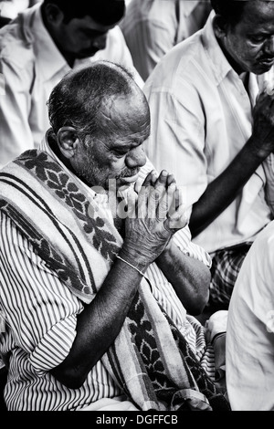 L'homme indien dans la prière dans l'attente d'être vu à Sri Sathya Sai Baba l'hôpital mobile. L'Andhra Pradesh, Inde Banque D'Images