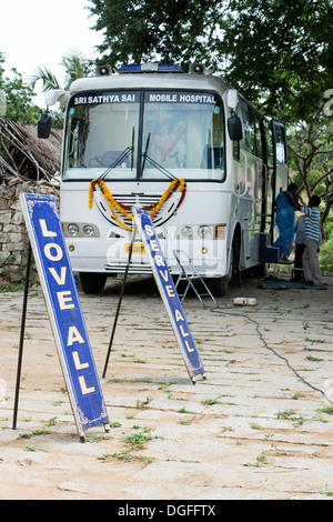 Sri Sathya Sai Baba l'hôpital mobile bus dans un village de l'Inde rurale. L'Andhra Pradesh, Inde Banque D'Images