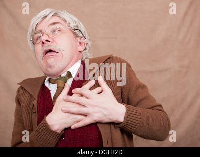 Vieil homme dans la douleur et serrant sa poitrine comme si le fait d'avoir une crise cardiaque. Banque D'Images