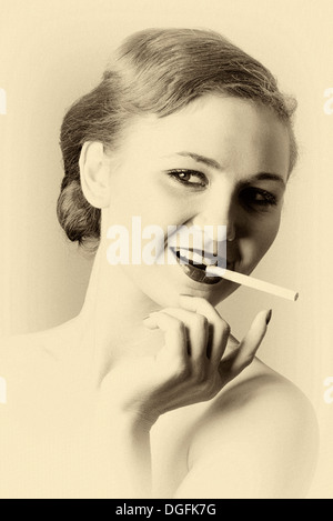 Vieille Femme tenant une cigarette. Banque D'Images