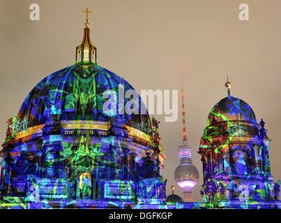 Berlin, Allemagne. 15 Oct, 2013. Le dôme de Berlin s'allume pendant le festival des lumières à Berlin, Allemagne, 15 octobre 2013. De nombreux bâtiments et points de repère ont été allumés dans la ville pour la Fête des Lumières. Photo : Paul Zinken/dpa/Alamy Live News Banque D'Images