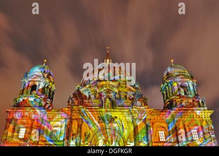 Berlin, Allemagne. 15 Oct, 2013. Le dôme de Berlin s'allume pendant le festival des lumières à Berlin, Allemagne, 15 octobre 2013. De nombreux bâtiments et points de repère ont été allumés dans la ville pour la Fête des Lumières. Photo : Paul Zinken/dpa/Alamy Live News Banque D'Images