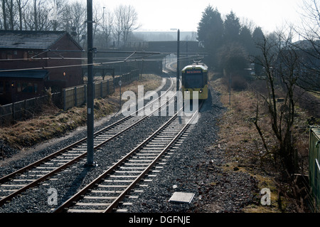 Tramway Metrolink sur la ligne d'Oldham-Rochdale juste au nord de Shaw, Oldham, Manchester, Angleterre, RU Banque D'Images