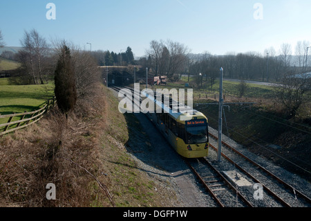 Tramway Metrolink sur le Oldham-Rochdale entre ligne Newhey et Milnrow, Rochdale, Manchester, Angleterre, Royaume-Uni. Banque D'Images