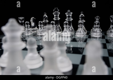 Le jeu d'échecs moderne en verre Banque D'Images