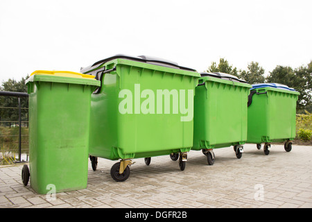 Contenants à déchets verts dans une rangée Banque D'Images
