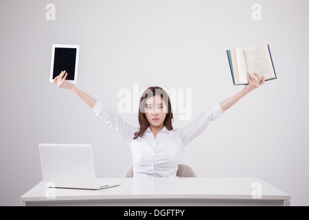 Une business woman holding a tablet et un livre Banque D'Images