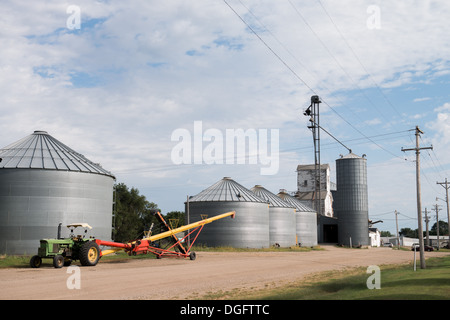 Les silos à grains et hopper installation dans le Dakota du Sud, USA Banque D'Images