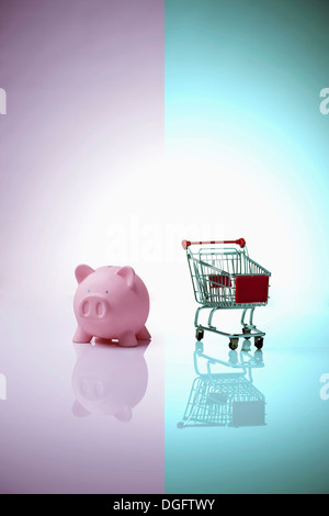 A pink Piggy Bank à côté d'un panier Banque D'Images