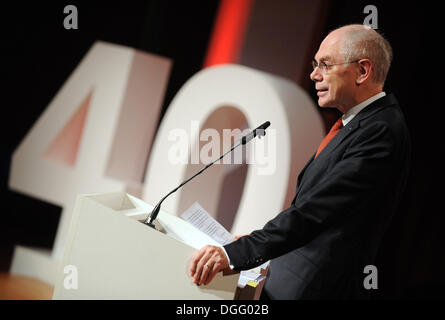 Munich, Allemagne. 17 Oct, 2013. Le président du Conseil européen, Herman Van Rompuy, prend la parole à un colloque pour la célébration de la 40 e anniversaire de la Convention sur le brevet européen à l'Office européen des brevets à Munich, Allemagne, 17 octobre 2013. Photo : Andreas Gebert/dpa/Alamy Live News Banque D'Images