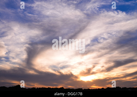 Ciel nuageux au coucher du soleil Banque D'Images
