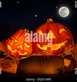 Décoration de citrouille Halloween sur fond de ciel de nuit, pleine lune, sur invitation fête, jack-o-lanterne, concept d'horreur Banque D'Images