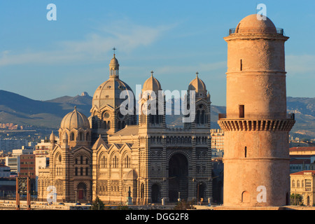 Marseille - La grande Cathédrale et Tour fortifiée Banque D'Images