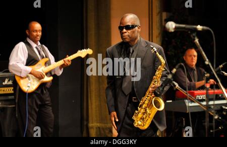 Prerov, République tchèque. 19 Oct, 2013. Le saxophoniste alto américain et chanteur Maceo Parker (centre) lors du Festival de jazz tchécoslovaque à Prerov, République tchèque, le 19 octobre 2013. Photo de gauche est le guitariste Bruno Speight, bon joueur de clavier sera Boulware. © Ludek Perina/CTK Photo/Alamy Live News Banque D'Images