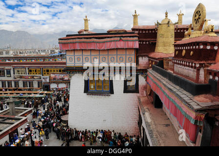 Les toits avec tourelles d'or et la roue de la vie avec deux cerfs, l'entrée principale du Temple de Jokhang, à Lhassa, Tibet, Chine, Asie Banque D'Images