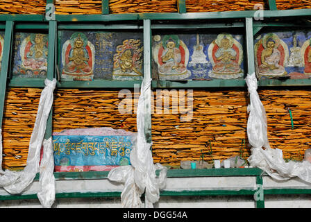 Pierre sculptée et peinte divinités bouddhistes, détail d'une pyramide de pierre, Chagpo Ri, Lhassa, Tibet, Chine, Asie Banque D'Images