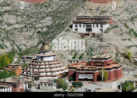Vue sur le Monastère de Paelkhor Pelkhor Chode, complexes, Tsuglagkhang, Kumbum, Déhousseur & Écrouteuse Monastère, Gyantse, Tibet, Chine, Asie Banque D'Images