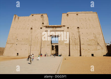 La porte principale, l'entrée du temple d'Horus, pylônes, Edfou, vallée du Nil, l'Egypte, l'Afrique Banque D'Images