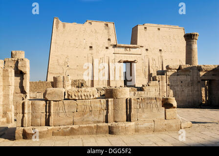 La porte principale, l'entrée du temple d'Horus, pylônes, Edfou, vallée du Nil, l'Egypte, l'Afrique Banque D'Images