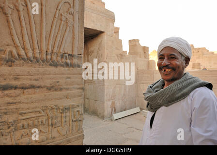 L'homme égyptien debout devant le temple de Kom Ombo, vallée du Nil, l'Egypte, l'Afrique Banque D'Images