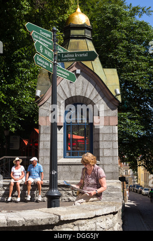 Guide de consultation des touristes Old Tallinn Estonie Banque D'Images